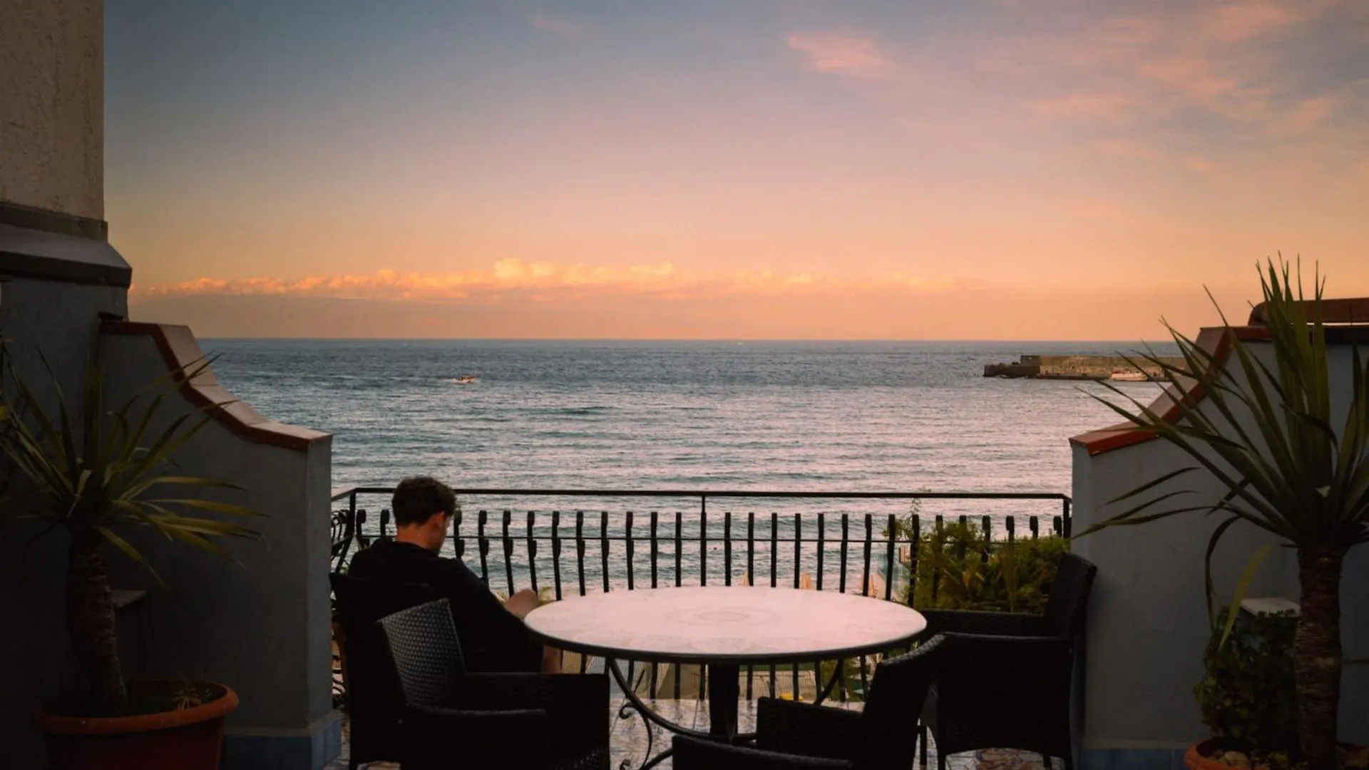 Orama Apartment Front Sea 지아르디니낙소스